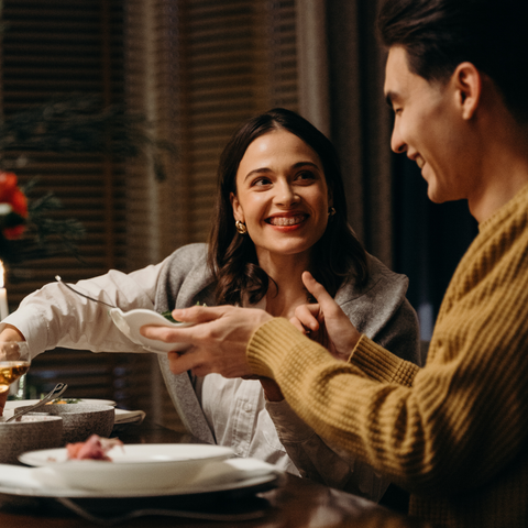 Jak spokojne tempo jedzenia zmienia odbiór posiłku